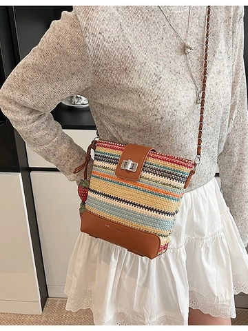 Sac Seau en Paille Tissée à Rayures Arc-en-ciel Vintage pour Femmes Sac Bandoulière Chaîne Mode Avec Pendentif Fraise