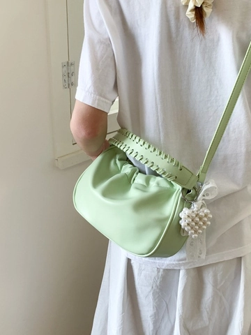 Sac à Épaule Cloud Froncé en Cuir PU pour Femmes Poignée Tressée Avec Pendentif Cœur en Perle Artificielle Sac Sous le Bras