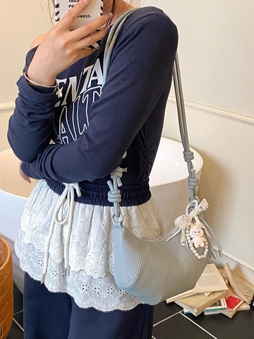 Sac Croissant Trendy en Cuir PU pour Femme Sac Bandoulière Décontracté avec Poignée à Nœud Pendentif Mignon Sac à Épaule Quotidien