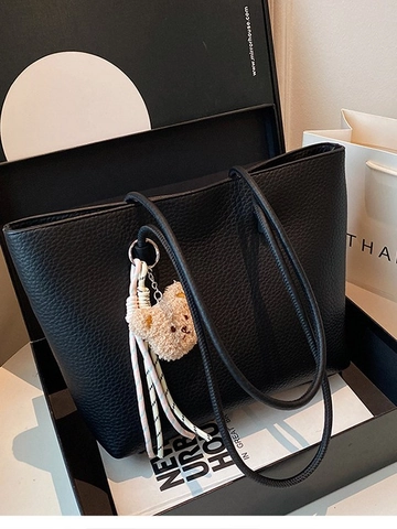 Borsa Tote Donna in Pelle PU Grande Capacità Moda Texture Granulosa Borsa a Tracolla Pendolare Con Accessorio Ciondolo Orsetto