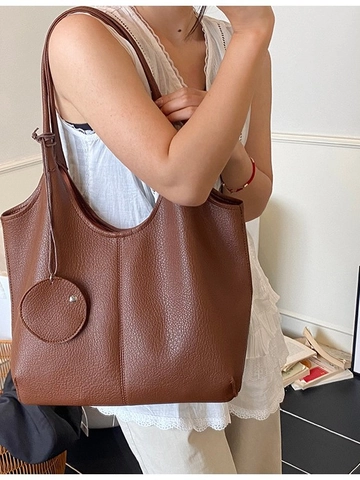 Sac Fourre-tout en Cuir PU Rétro Grande Capacité pour Femmes Mode Texture Lychee Sac à Bandoulière avec Pendentif Rond Sac à Main de Bureau