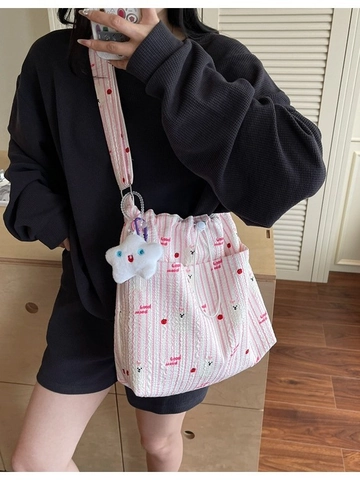 Sac Seau en Nylon Rayé pour Femmes Grande Capacité Sac à Bandoulière Cordon de Serrage Mode Décontractée avec Pendentif Mignon