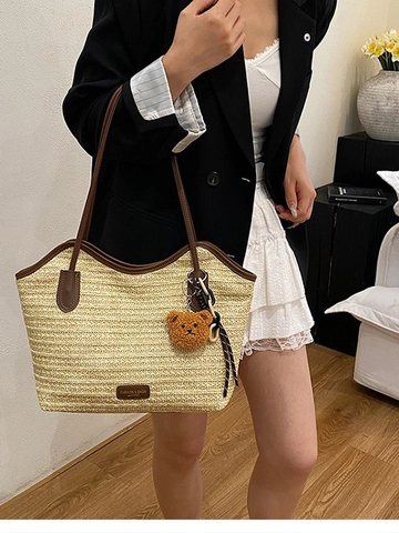 Mode Sac Fourre-tout en Paille Tissé Grande Capacité Sac à Épaule Décontracté Avec Pendentif Ours Été Plage Main Femme Voyage