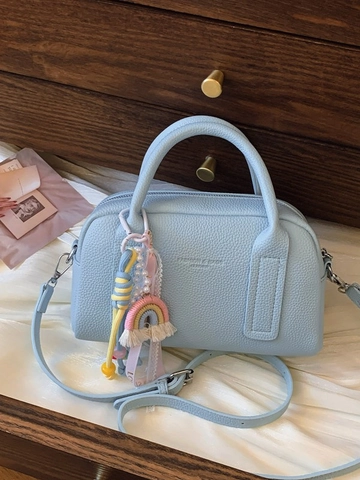 Sac Boston Femme en Cuir PU Texture Litchi Petit Sac Bandoulière Avec Charme Arc-en-Ciel Sac à Main Décontracté pour le Quotidien