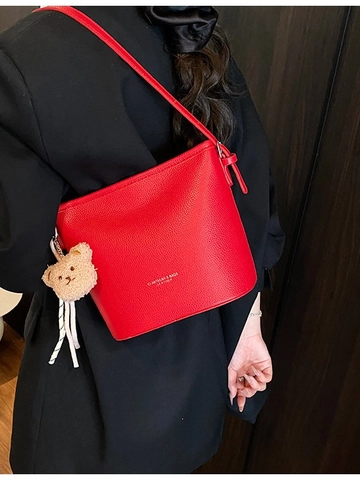Sac Seau en Cuir PU pour Femmes Grande Capacité Motif Litchi Sac à Bandoulière Avec Pendentif Ours en Peluche Quotidien