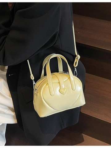 Sac à Épaule en Cuir PU pour Femmes Décoré d'un Cœur Sac à Bandoulière Décontracté Boston Pillow avec Sangle Réglable pour Femmes
