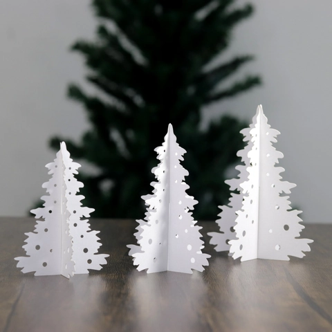 Weiße 3D-Papier-Weihnachtsbaum-Ornamente Lasergeschnittenes Lochdesign Minimalistisches DIY-Feiertags-Schreibtisch-Deko-Set