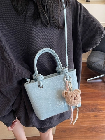 Sac Seau en Cuir PU Plissé pour Femmes Sac à Main de Mode avec Pendentif Ours en Peluche Sac à Bandoulière pour Usage Quotidien