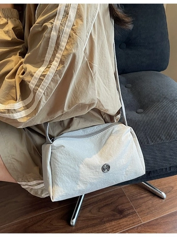 Sac Bandoulière Polochon en Nylon Minimaliste pour Femmes Grande Capacité Sac à Bandoulière Décontracté Texture Plissée Logo Métal