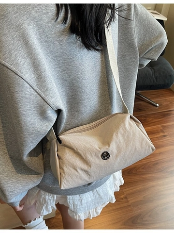 Sac Bandoulière Polochon en Nylon Minimaliste pour Femmes Grande Capacité Sac à Bandoulière Décontracté Texture Plissée Logo Métal