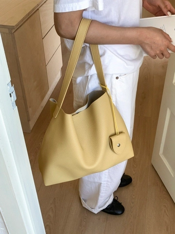 Bolso Tote de Cuero PU de Gran Capacidad para Mujer Patrón de Lichi Minimalista Bolso de Hombro Color Sólido Bolso de Cubo Con Colgante