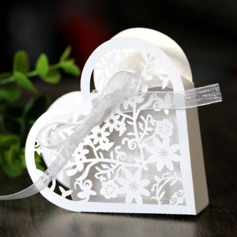 Laser Gesneden Hartvormige Bruiloft Bedankje Snoepdoos Bloemen Holle Cadeau Papieren Doos Met Lint Voor Feest