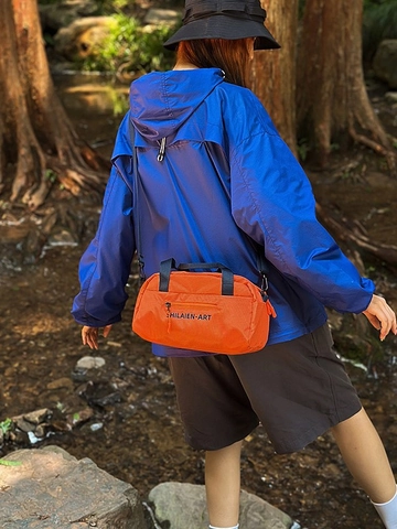 Nylon Sporty Crossbody Bag Large Capacity Outdoor Fitness Shoulder Bag For Women Men Casual Cylindrical Handbag With Letter Print