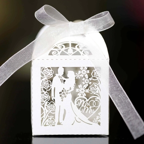 Laser Cut Wedding Favor Box Bride Groom Silhouette Hollow Candy Gift Boxes With Ribbon Mr Mrs Decorative Heart Paper Box