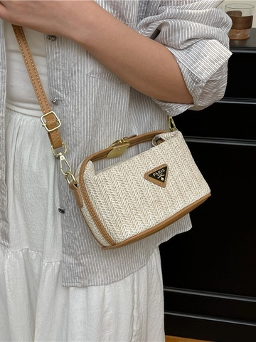 Sac à Épaule en Paille Tissée pour Femmes Petit Sac Carré Bandoulière Style Vacances Minimaliste Sac à Main Avec Plaque Métallique