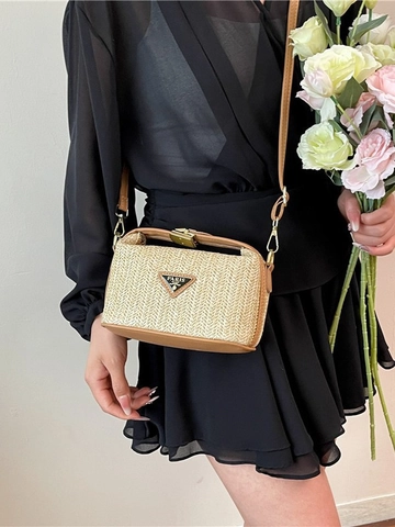 Sac à Épaule en Paille Tissée pour Femmes Petit Sac Carré Bandoulière Style Vacances Minimaliste Sac à Main Avec Plaque Métallique