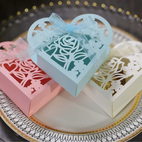 Scatole di Caramelle a Forma di Cuore Intagliate al Laser con Rose per Matrimonio Festa Scatole Regalo in Carta Perlata con Nastro