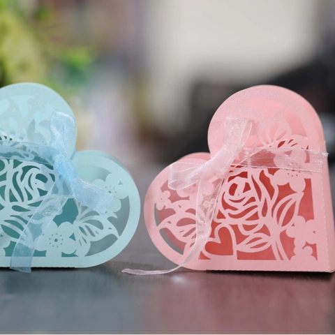 Scatole di Caramelle a Forma di Cuore Intagliate al Laser con Rose per Matrimonio Festa Scatole Regalo in Carta Perlata con Nastro