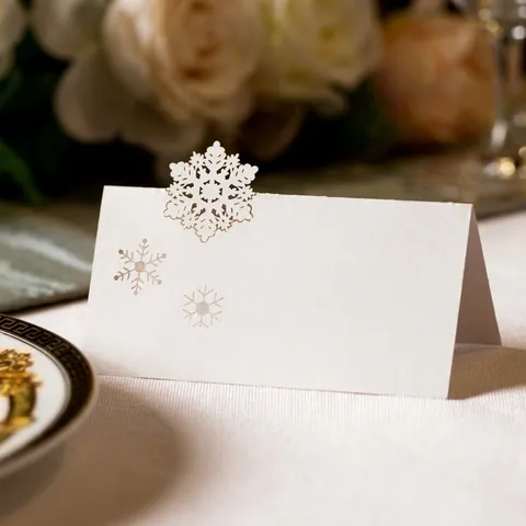 Marque-places de Noël en Forme de Flocon de Neige Découpés au Laser pour Mariage Fête Décoration de Table Papier Perlé Élégant