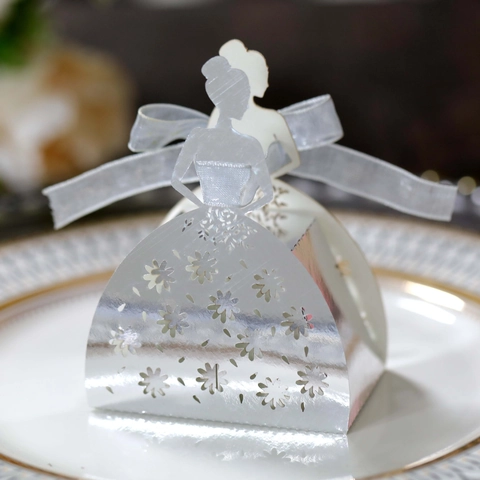 Elegante Lasergeschnittene Hochzeits-Geschenkbox Brautkleid Silhouette Hohl Perlglanzpapier Süßigkeitenbox Mit Band Für Hochzeitsfeiern
