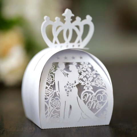 Lasergeschnittene Hochzeits-Geschenkboxen Perlmuttpapier Krone Brautpaar Silhouette Bonbon Geschenkbox Mr And Mrs Dekor