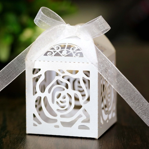 Laser Cut Rose Hollow Candy Box With Satin Ribbon Bow For Wedding Valentine Day Party Favor Gift Packaging Box