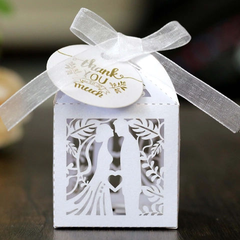 Scatole di Caramelle per Matrimonio Intagliate al Laser Silhouette di Coppia a Cuore Carta Perlata Con Nastro per San Valentino