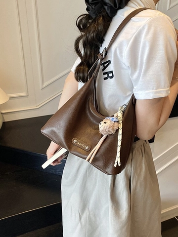 Borsa Sottobraccio Hobo in Pelle PU Vintage da Donna Minimalista a Grande Capacità Con Pendaglio in Peluche e Logo in Metallo