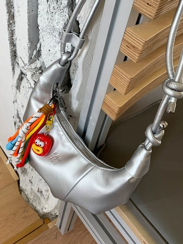Bolso de Hombro de Cuero PU de Moda Con Colgantes Coloridos Correa de Nudo Color Sólido Bolso Hobo para Mujer Bolso Casual Diario