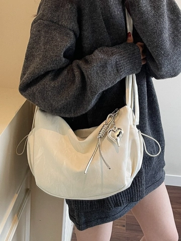 Bolso Hobo de PU Arrugado de Gran Capacidad para Mujer Bolso de Hombro de Color Sólido a la Moda con Colgante de Corazón y Mariposa