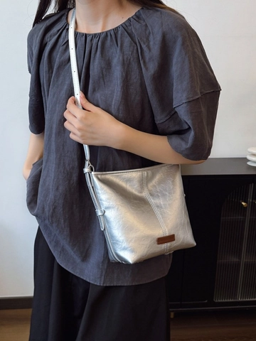 Bolso Bombonera Minimalista para Mujer en Cuero PU Plata Metalizado Blanco Crema Bandouliera Plisado Costuras Bolso