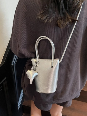 Borsa a Secchiello in Pelle PU da Donna Texture Metallica Borsa a Tracolla Ciondolo Elefante Cuciture di Moda Versatile
