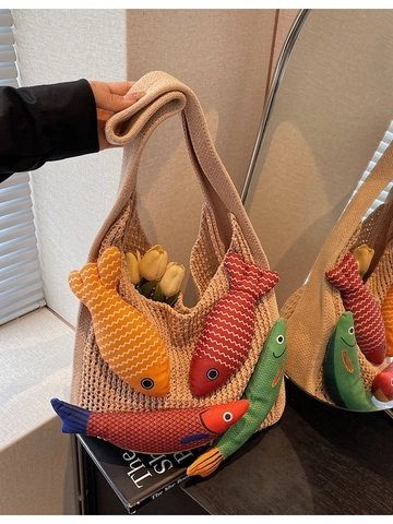 Sac Cabas en Maille Crochet Fait Main pour Femmes Avec Pendentifs de Poissons en Peluche 3D Mignons Grande Capacité Sac à Épaule en Paille Tissé