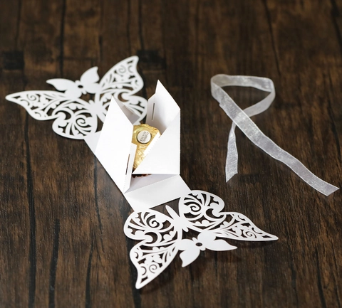 European Laser Cut Butterfly Wedding Candy Box Elegant Hollow Pearlescent Paper Favor Box With Ribbon For Engagement Party
