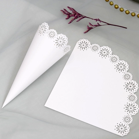 Coni per Confetti in Carta Traforata Taglio Laser Floreali per Matrimonio Festa Decorazione Petali Dolci Accessorio Romantico per Eventi