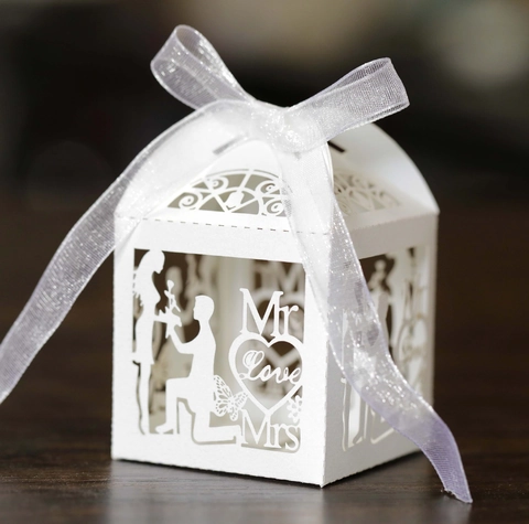 Laser Cut Wedding Favor Boxes Mr Mrs Love Paper Candy Boxes With Ribbon Proposal Silhouette Gift Packaging Engagement Boxes