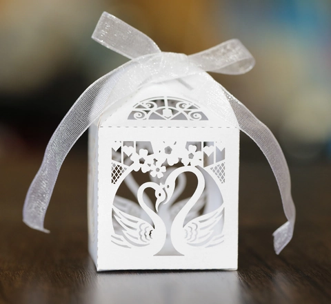 Elegante Scatola per Bomboniere Intagliata Cigno Cuore Taglio Laser Carta Matrimonio Festa Caramelle Scatola Regalo con Nastro