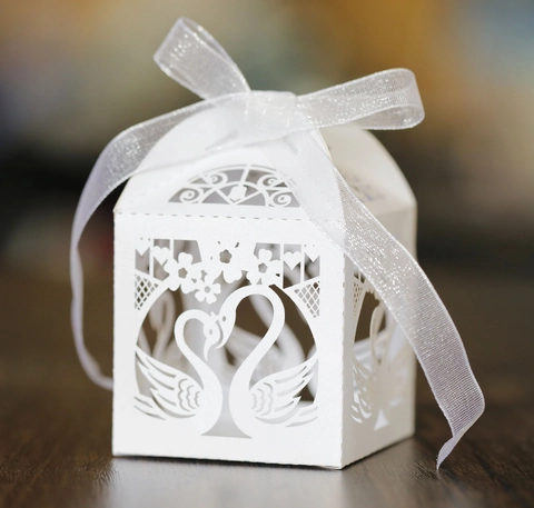 Elegante Scatola per Bomboniere Intagliata Cigno Cuore Taglio Laser Carta Matrimonio Festa Caramelle Scatola Regalo con Nastro