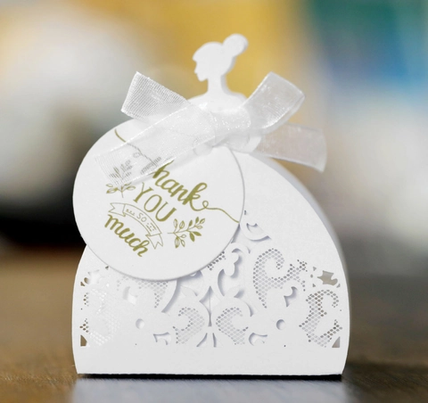 Lasergeschnittene Hohle Hochzeitsbevorzugungs Süßigkeitenboxen Mädchen Silhouette Spitze Perlenpapier Geschenkbox Mit Band Für Party Schokoladenverpackung