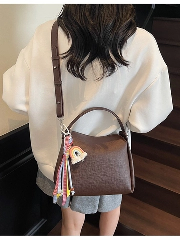 Sac Seau en Cuir PU Style Français pour Femmes Grande Capacité Grain de Litchi Rétro Sac à Bandoulière Unique Avec Pendentif Sac à Main Minimaliste Mode Quotidien