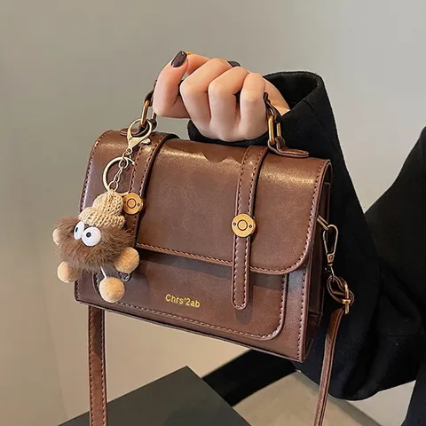 Sac à Main Vintage en Cuir PU pour Femmes Petit Sac Carré Rétro Bandoulière Avec Pendentif en Peluche Sac de Navettage