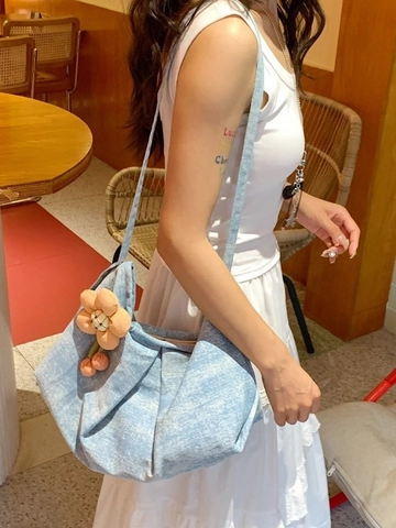 Borsa a Spalla in Denim Lavato da Donna Grande Capacità Borsa a Tracolla Pieghettata Dumpling Con Ciondolo a Fiore Borsa Casual