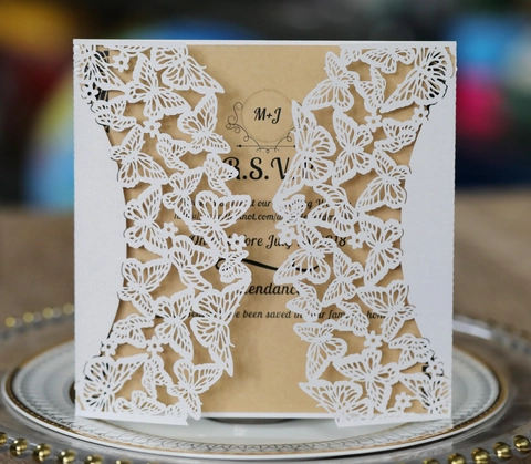 Invitations de Mariage Papillon Découpées au Laser Carte Intérieure Florale en Papier Kraft Avec Corde de Chanvre Étiquette Papier Perlé