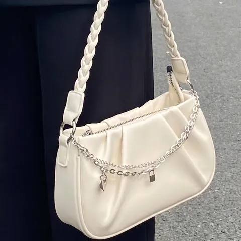 Sac Sous le Bras Nuage Plissé pour Femmes Sac à Main en Cuir PU à la Mode Avec Poignée Tressée Chaîne Argent Pendentif Coeur