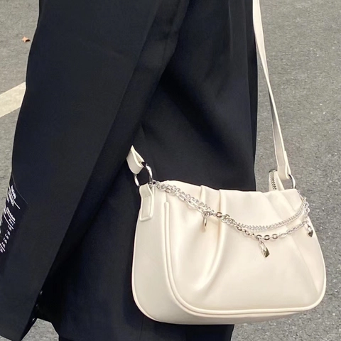 Sac Sous le Bras Nuage Plissé pour Femmes Sac à Main en Cuir PU à la Mode Avec Poignée Tressée Chaîne Argent Pendentif Coeur