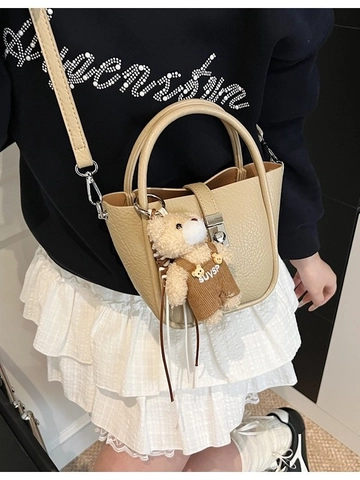 Sac Seau en Cuir PU pour Femme Mode Texture Litchi Sac Bandoulière Minimaliste Avec Charme d'Ours Petit Sac à Main