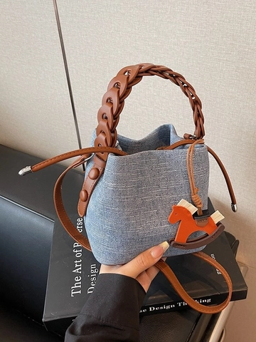 Sac Seau Mini Élégant pour Femmes Poignée Tressée Cuir PU Cordon Sac à Épaule Décontracté Sac Bandoulière Avec Pendentif Cheval
