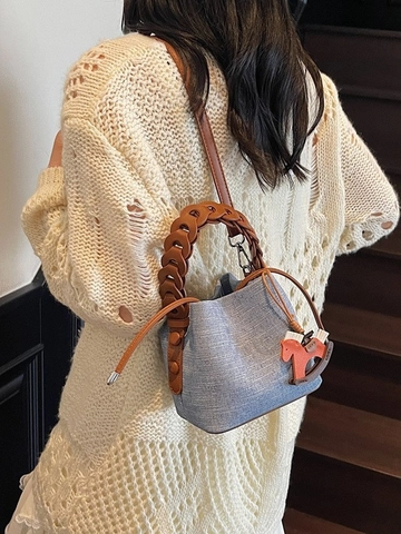 Sac Seau Mini Élégant pour Femmes Poignée Tressée Cuir PU Cordon Sac à Épaule Décontracté Sac Bandoulière Avec Pendentif Cheval
