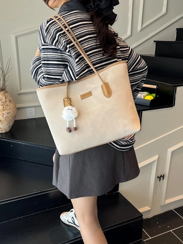 Bolso de Mano de Cuero PU Retro de Gran Capacidad para Mujer Verano Nuevo Bolso de Hombro de Bloques de Color Bolso de Viaje Casual Simple Con Colgante de Felpa
