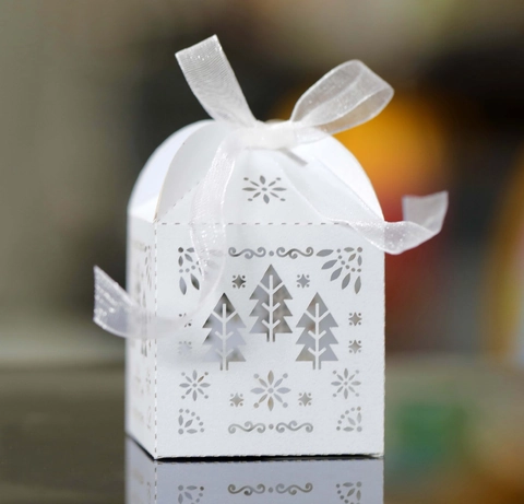 Weiße Laser Geschnitten Weihnachten Süßigkeitenbox Hohl Schneeflocke Weihnachtsbaum Geschenkbox Mit Band Für Hochzeit Party Verpackung